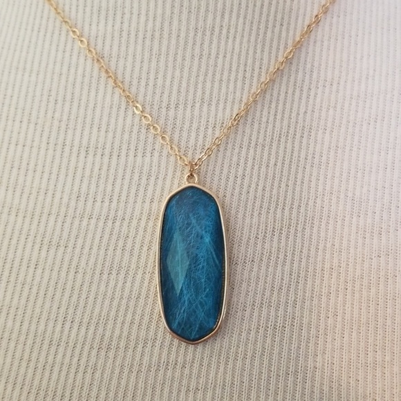 ⭐HP⭐ NWT Blue pendant on gold chain necklace - Picture 2 of 3
